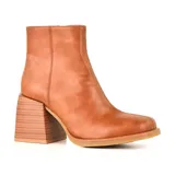 Bota corta de cuero color marrón con punta cuadrada y taco geométrico.