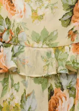 Vestido corto de gasa color amarillo con estampado floral, tirantes finos dobles, escote recto, cierre lateral con cremallera y forro interior.