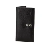 Monedero negro de cuero con textura granulada, cierre con doble broche metálico y logo grabado en la parte inferior. Interior color marrón claro.