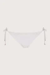 Calzón de bikini blanco con laterales de tiras finas y detalle de crochet en la parte superior.