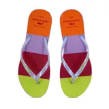 Chanclas de goma con diseño de bloques de color: naranja, lila, rojo y verde.