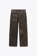 Pantalón de jean de tiro medio con estampado animal color marrón y negro.