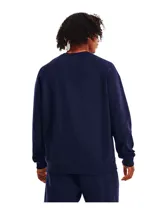 Buzo Under Armour Rival Fleece Crew gris con logo blanco en el pecho.