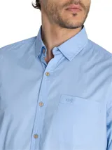 Camisa casual de hombre RKF Galiton, color amarillo claro, de manga larga ajustable con botones de madera. Confeccionada en popelina 100% algodón orgánico, con bolsillo de pecho con logo bordado y protección UV 20+.