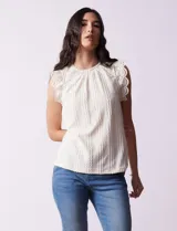 Blusa color crema en tejido elastizado, con aplique de puntilla en las sisas y abertura con botón en la espalda.