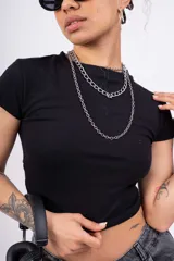 Remera celeste de corte cropped y mangas cortas.