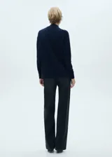 Sweater azul marino de punto fino con cuello perkins, corte oversize y mangas largas.