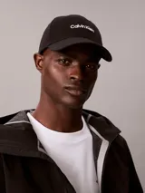 Gorra de béisbol negra con visera curva y logotipo de Calvin Klein bordado en hilo blanco en el panel frontal.