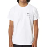 Remera blanca de manga corta con diseño gráfico sutil en el frente.