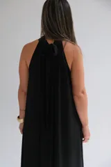 Vestido largo negro de viscosa, con cuello halter fruncido y silueta amplia.