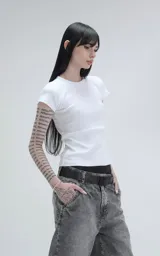 Remera blanca de manga corta, corte ajustado y largo a la cadera.