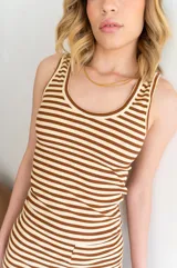 Musculosa ajustada al cuerpo con estampado de rayas horizontales de colores azul, celeste, blanco, rosa y rojo. Tiene cuello redondo y sisas con ribete en contraste.