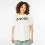 Camiseta blanca de manga corta con estampado de la palabra 'AMOUR' con animal print de leopardo.