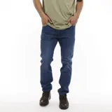 Pantalón de jean azul oscuro, corte recto, tiro bajo y calce regular.