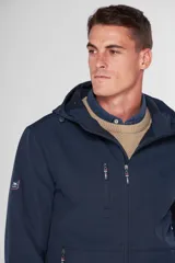 Campera negra de neopreno con interior de micropolar y capucha. Tiene bolsillos delanteros y en el pecho con cierre metálico personalizado.