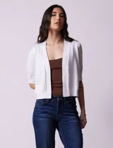 Bolero tejido blanco de manga corta con apliques de botones en los puños.