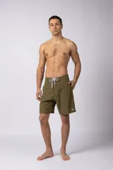 Short de baño azul marino con cordón blanco en la cintura y logo de la marca en la pierna derecha.