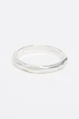 Pulsera rígida plateada de metal con textura irregular y cierre de bisagra.