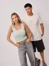 Musculosa a rayas horizontales verdes y blancas, de corte ajustado y breteles anchos.