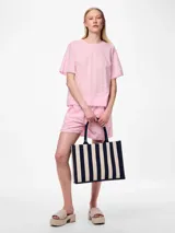 Bolso tipo tote bag con rayas verticales azules y blancas.