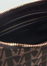 Bolso tipo baguette con estampado de monograma en tonos marrón y negro. Tiene asa corta de hombro, cierre de cremallera y forro interior con bolsillo.