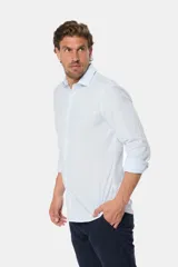 Camisa de manga larga con rayas verticales color beige y blanco, modelo slim fit, con botones personalizados.