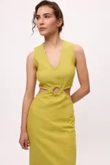 Vestido midi color fucsia, con corte a la cintura y falda tubo con tajo lateral. Presenta un top sin mangas con detalle cut-out en la cintura.