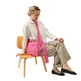 Bolso bandolera rosa de tela con bolsillo frontal y asa con detalle de aro.