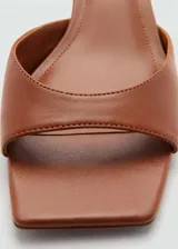 Sandalias destalonadas color crema, con punta cuadrada y tacón kitten.