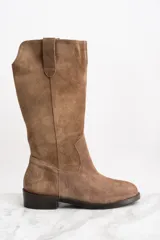 Bota de caña media color marrón de cuero gamuzado, con detalle de tira vertical en la parte superior de la caña.