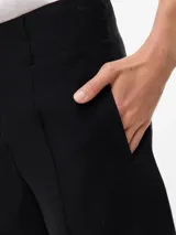 Short negro de tiro alto estilo sastrero, con bolsillos laterales funcionales.