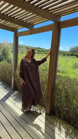 Vestido camisero amplio y largo de lino color azul, con botones de nácar, cuello camisero y bolsillos laterales.