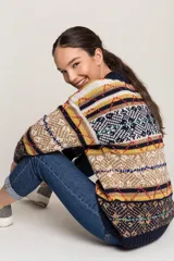 Sweater de lana merino con diseño geométrico multicolor, cuello redondo y corte holgado.