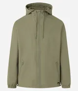 Campera rompevientos color verde oliva, con capucha ajustable con cordón, cierre frontal con cremallera, bolsillos laterales con cremallera y puños elásticos.