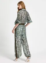 Pantalón de tiro alto confeccionado en tejido similar al lino con estampado animal, cintura elástica con cordón, cuatro bolsillos, banda lateral, bajos ajustables y acabado pespunteado.