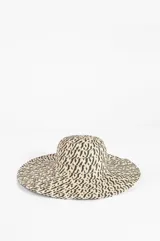 Sombrero capelina de rafia color crudo con estampado abstracto en negro.