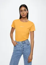 Camiseta de algodón color naranja con logo Mango estampado en el pecho. Diseño recto, cuello redondo y manga corta.