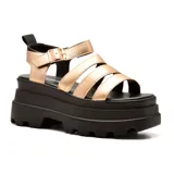 Sandalias con plataforma Korium Ashley, color dorado, con tiras horizontales y hebilla lateral.