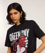 Remera negra de algodón con estampa del logo de la banda Green Day y una granada.