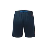 Short deportivo azul marino con cintura elástica ajustable con cordón azul y rojo. Logo del Paris Saint-Germain en la pierna derecha y leyenda "Paris Saint-Germain" en rojo en la pierna izquierda.