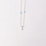Tobillera de plata 925 con cadena de eslabones y dije de delfín. Incluye cuentas de resina color turquesa.