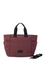 Cartera negra tipo tote bag con diseño capitoneado, doble asa corta y correa larga ajustable. Incluye bolsillos laterales y bolsillo frontal amplio.