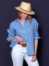 Camisa de lino color lila, de corte clásico, con cuello camisero y mangas largas con puños abotonados.