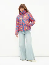 Campera acolchada con estampado floral en colores rojo y azul, de cierre frontal y cuello alzado.