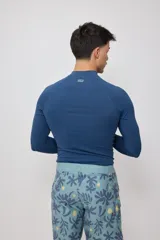 Remera de surf Rusty de manga larga, color negro con logo blanco en el pecho.