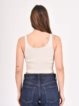 Musculosa corta marrón de morley con breteles finos y estampado de una estrella blanca en el centro.