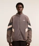 Saco masculino confeccionado en fleece color gris con recortes en marrón y negro, cuello alto, cierre en cremallera, cintura y puños ajustados con elástico y estampa localizada en el pecho con la palabra "LEAGUE".