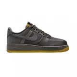 Championes Nike Air Force 1 07 LV8, color negro con detalles en marrón y suela amarilla.