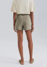 Short color marrón de sarga con bolsillos delanteros y traseros, tiro alto y ruedo desflecado.