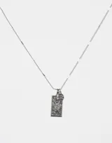 Cadena corta plateada con dije rectangular con el signo zodiacal Aries y un dije redondo pequeño.